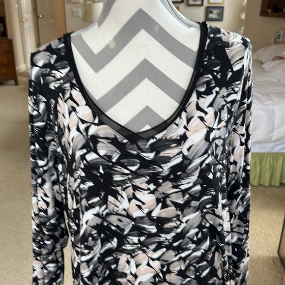 V neck 3/4 leg length sleeve z. Black fabric around beck and hem 33” - Picture 2 of 5